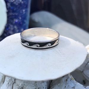 Sterling silver and onyx inlay wave ring